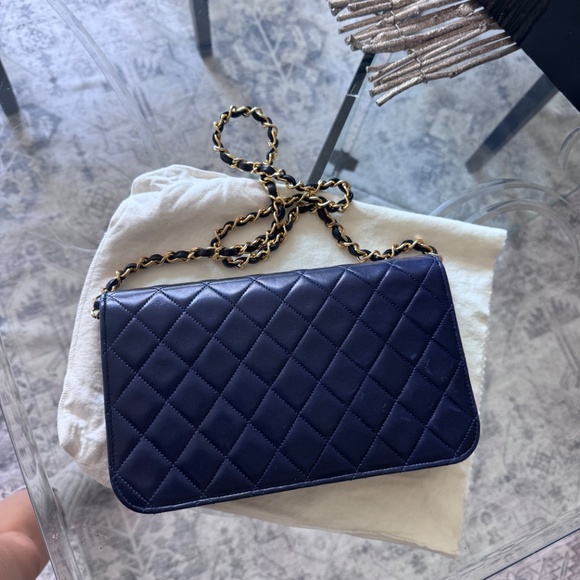 ✨ Authentic Chanel Navy Quilted Crossbody Bag – Excellent Condition ✨ - Picture 3 of 8